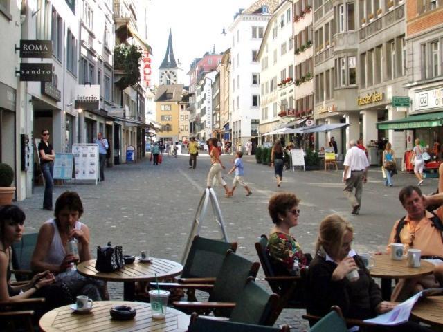 Pedestrian Area Close To Bahnhofstrasse Zurich Bagian luar foto