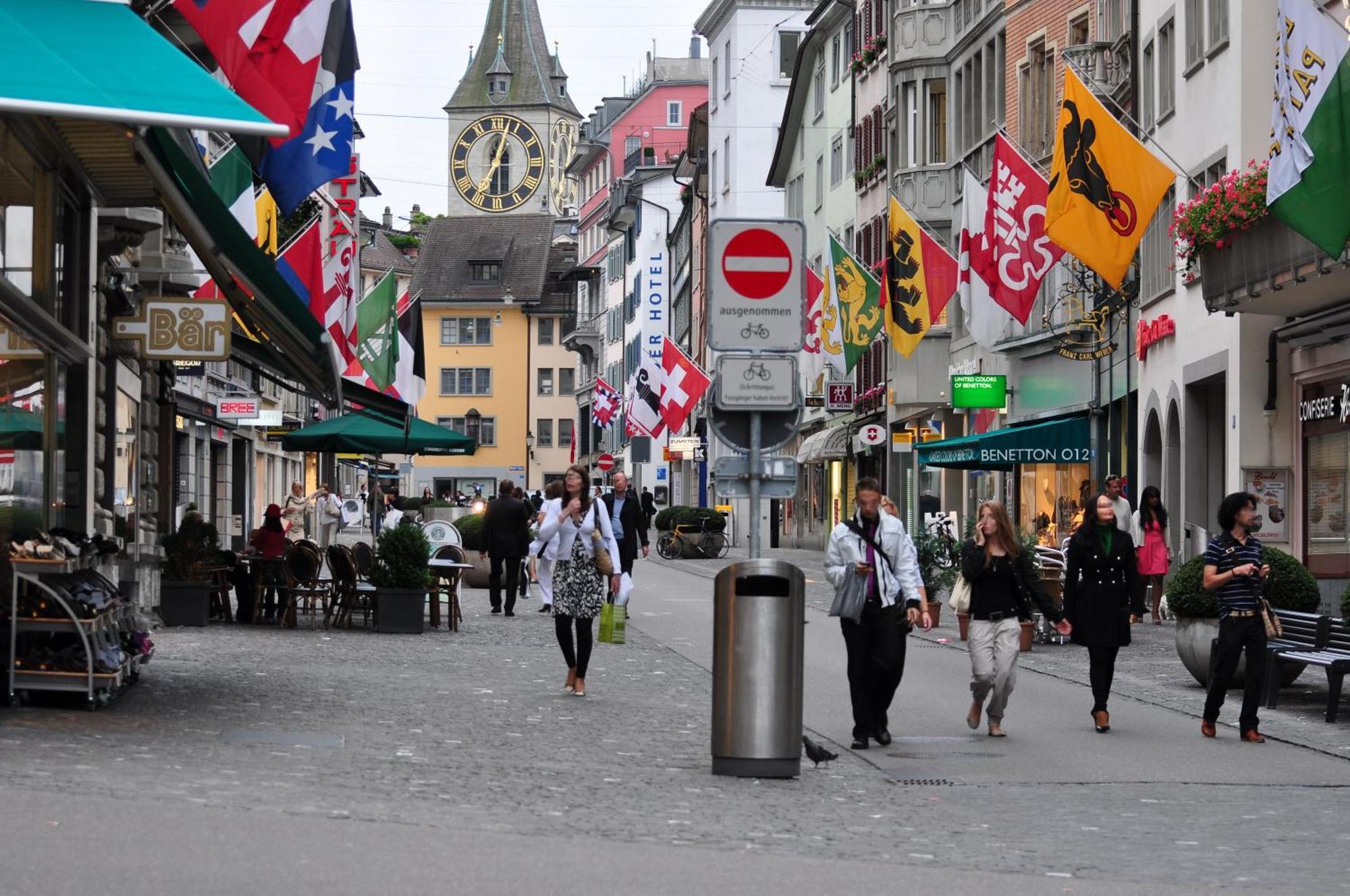 Pedestrian Area Close To Bahnhofstrasse Zurich Bagian luar foto